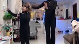 母女俩人来段广场舞，这个也简单易学，大家一起跳起来吧