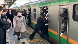 东京早高峰地铁，硬生生的往里推，比国内人都多！