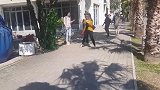 街头作死恶搞，打扮成草人恶搞美女，美女纷纷被吓到