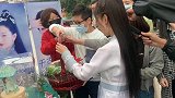 周冬雨杀青粉丝送火锅花篮 连本尊都感叹第一次见