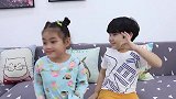 小正太兄妹一起玩水，太有趣了