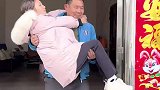 儿媳怀孕，公公只好抱着儿媳去卫生院