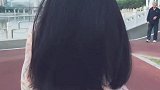 随风奔跑自由是方向，姑娘的这头黑色长发从后面看太美了