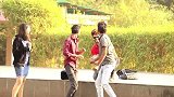 突然背后传来一阵狗吼声，印度恶作剧-下一幕靓妹的反应真搞笑！