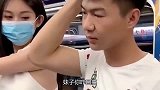 爆笑：小姐姐看的我直发慌，该不会想和我……