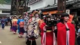 日本花魁身穿，约公斤的衣裳，脚踏奇高且重的木屐！