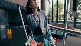 美女听见音乐就尬舞！