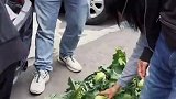 广东大佬的实力，开劳斯莱斯摆地摊卖菜？