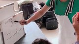 袖珍小伙写作业，可把媳妇愁坏了，原来这玩意还能借
