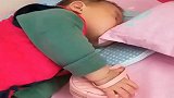 宝宝拿着压岁钱不松手，却不料老虎也有打盹儿的时候呀