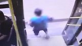 重庆公交司机行驶中误开车门 乘客以为到站走下车摔伤