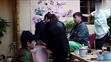 蘑菇屋一群人集体给黄磊按摩，就数佟丽娅手法最娴熟，黄磊很享受