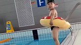 男孩在游泳池游泳，下水直接从圈中逃脱