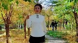 姑娘在公园里跳舞，景美舞美