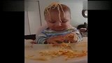 [育儿]搞笑吃饭成这样的宝宝 你绝对伤不起
