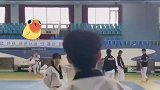 小伙跆拳道踢板，不小心踢倒同伴脸上，看着肉疼