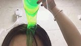 假水淋在头上，好像绿帽子一样，小姐姐太拼了