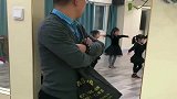 闺女在里面跳舞，爸爸在外面跟着学，照这情况，宝爸都快出师了！