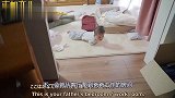 小娃娃满房间爬着找爸爸，一个小脑袋探进来，宝爸顿时笑弯了腰