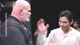 向佐上台与职业摔跤选手过招，一身打扮青春洋溢！