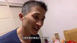 爸爸出差16天才回家，抱着双胞胎举高高，这画面太幸福了