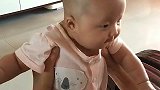 两个月小宝宝跟奶奶学说话，学的真像，小表情萌翻了