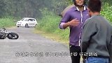 男子骑车正常行驶，路边大象突然一鼻子甩了过来，百思不得其解！