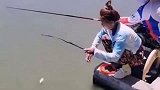 你这样钓鱼让旁边的大哥情何以堪，你这不是打脸吗，真让人无奈