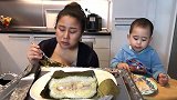 大姐吃越南方形大粽子，切成两半用叉子来吃，里面是猪肉绿豆馅