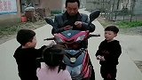 四胞胎的爷爷不好当，天天被打劫，随时要准备好过路费！