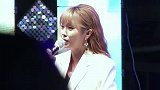 洪真英在南韩有多火，露天演唱会下大雨，粉丝们也要坐在那观看