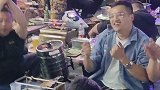 烧烤摊上顾客们载歌载舞