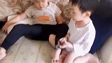 妹妹一不开心就要哥哥抱着，真是让人羡慕啊