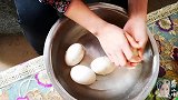 农村女孩腌制双黄鸭蛋，原来蛋黄出油出砂诀窍在这里，先收藏了
