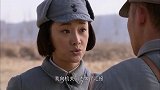 看到老婆和别人在一起，小伙心里不快