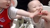 双胞胎兄弟看到宝爸手指口水直流，抓过来就咬，一个比一个厉害！