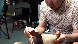 一个动作尽显老艺术家的接地气