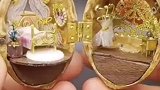 女生用果实外壳和海胆等，制作梦幻童话小屋