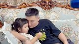 爸爸抱着女儿一顿狂吸
