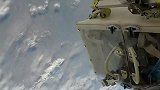 宇航员在高度360公里左右的空间站外面，高空维修作业