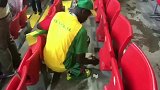 所有球迷的榜样！塞内加尔球迷散场清理看台垃圾