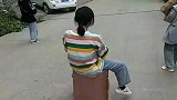 美女给大家表演坐行李箱下坡，差点刹不住车，尴尬了！