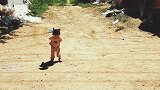 妈妈让宝宝自己在大街上玩，妈妈在门里偷偷看着，妈妈笑的肚子疼