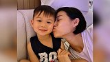 胡杏儿隔空为儿子庆生 3岁李奕霆软糯可爱，面对妈妈献吻还害羞