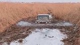 这是我见过最牛的越野车，能在泥潭里如履平地，真是厉害了！