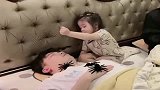 爸爸睡个觉都不容易，被母女俩吓得不轻，看完忍住别笑！