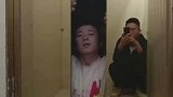 小伙被困电梯等着被救援，结果下一秒