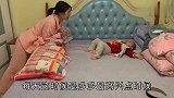 连续上班十天，晚上宝宝哭着抱住妈妈不睡觉，可怜的宝贝太想妈妈