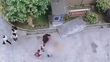 男童被高空施工坠落的板材砸中 瞬间倒地鲜血直流