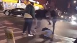 美国纽约一名男子被3人围殴 不幸又遭汽车碾压